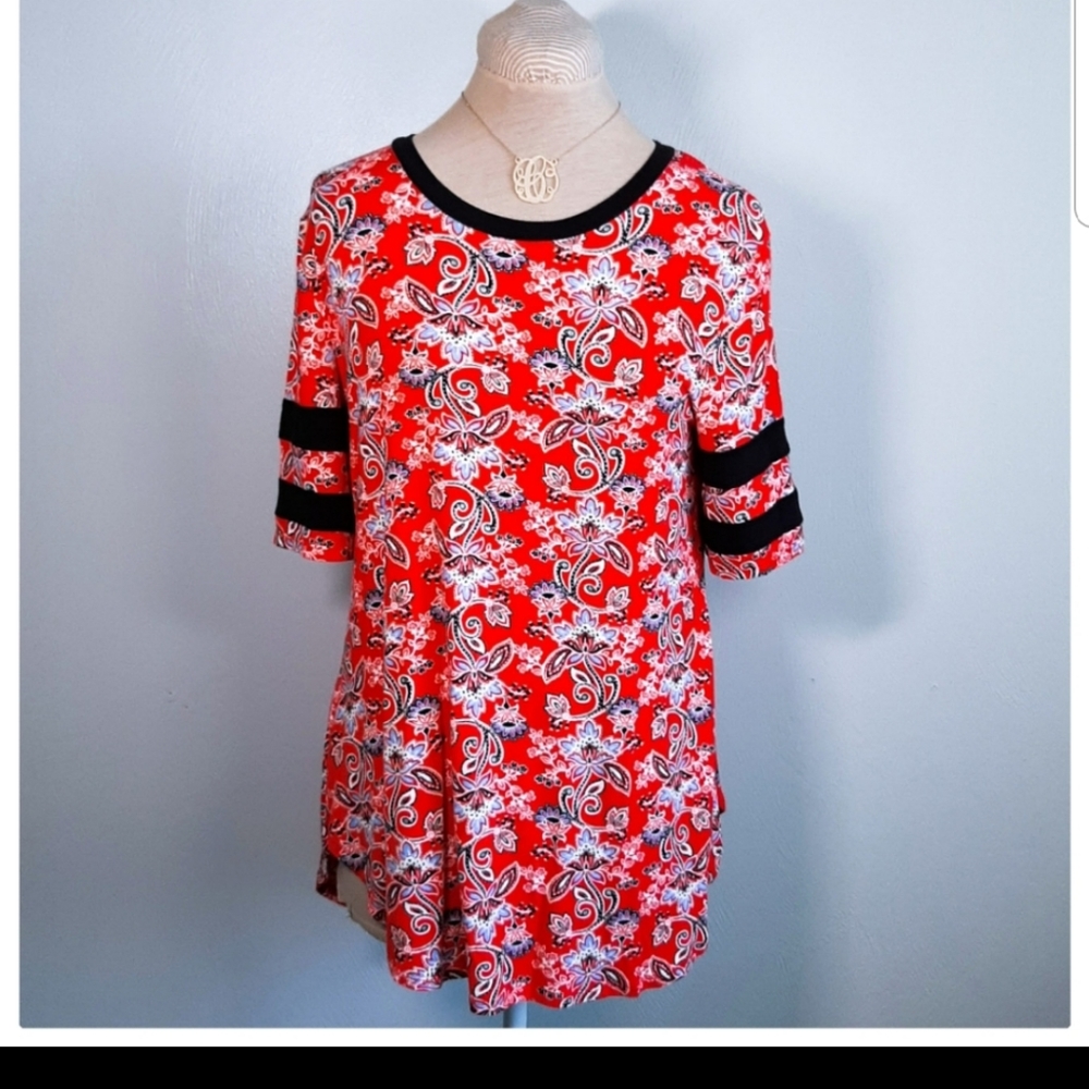 Maurices Red Paisley Short sleeve Tee-shirt Size M